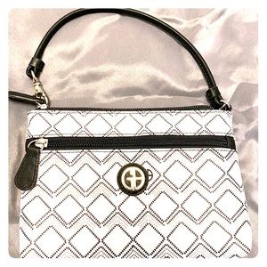 🦋Giani Bernini white and black wristlet